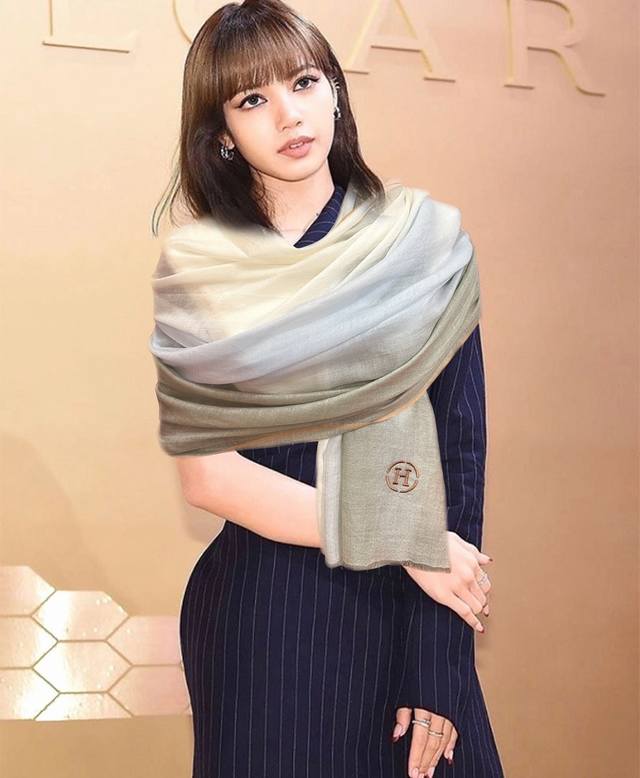 新款2025爱马士太美了 万众瞩目经典版到货最优质的年轻设计师推出的最新概念搭配调色纱染再色织交织在一起形成新款格型这款经历漫长等待耗时3个月之久才完成面料围巾