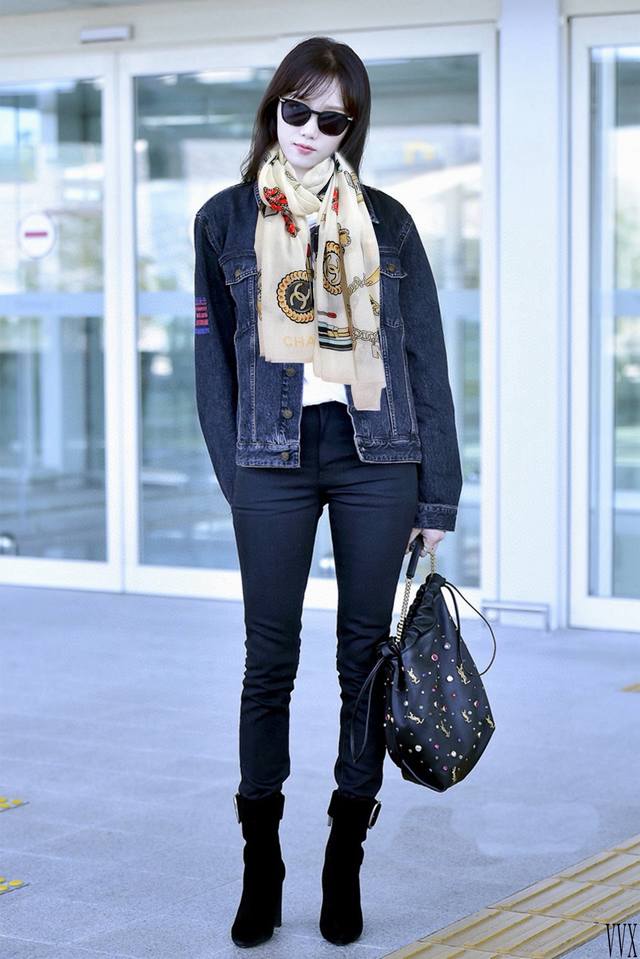 太美了2025小香最新款真心赞实物真心美 披肩配以印花无论设计喷绘都是非常到位细节都可见整个围巾给人气场的同时又非常精致高端Vip推荐绝对值得入手尺寸：100X