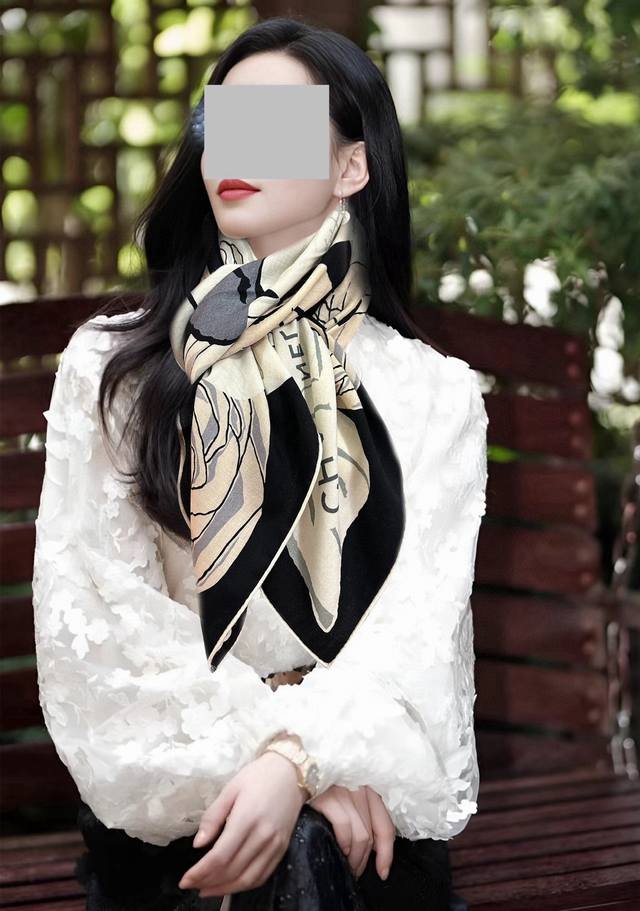 香奈儿 双面同色 2025太美了 经典茶花帽子设计优雅风 ~气质到骨子里 香奶奶新一季的面料超高级，真心超级柔软，丝丝顺滑 韧性很强 不容易被轻易勾丝！今年新出