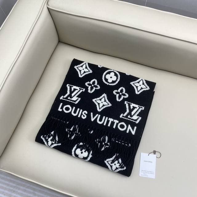 驴牌3D立体浮雕系列围巾# Size 32X180Cm. 100%羊毛织造. 当下柜里同步在售！立体浮雕工艺超级拉风！上身效果很好看！男女都可佩戴！