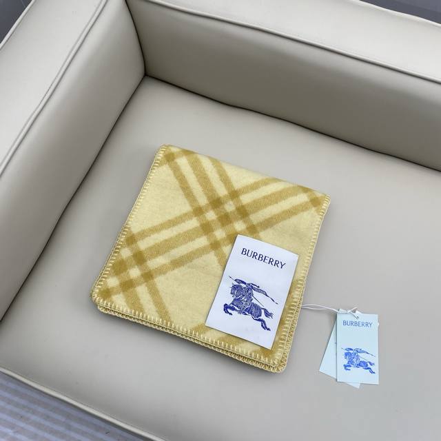 高版斜纹标签 格纹羊毛围巾 182*30Cm.100%羊毛 羊毛围巾于精纺打造，装饰新季格纹。融入毯边锁缝细节，拉绒工艺赋予其柔软触感。毯边锁缝细节– 马术骑士