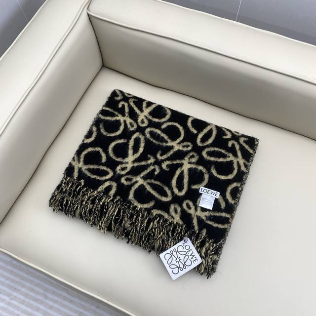 Loewe罗意威羊毛马海毛围巾 初秋奶茶女孩老钱风超嗲穿搭，初秋和奶茶色真的好搭大地色温柔又耐看，超高颜值，梦幻配色羊毛+马海毛，两端带有流苏，面料超级舒适。牛