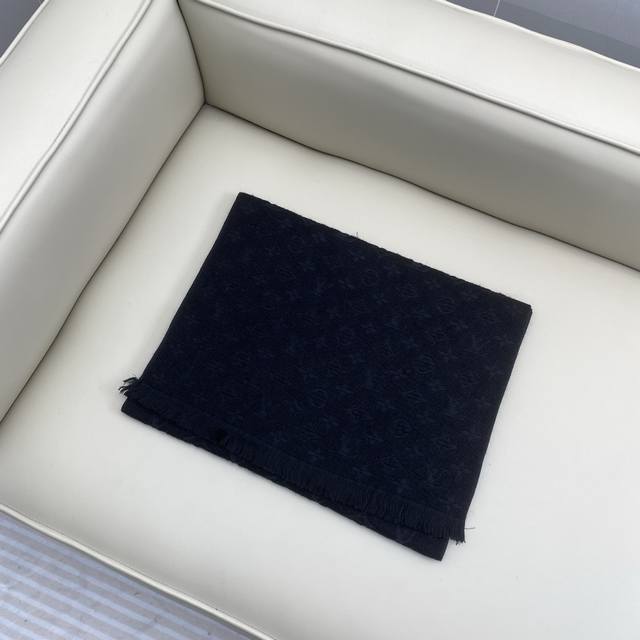 冬季最强单品！驴牌#羊毛围巾经典的立体字母提花，非常饱满有质感，高端大气！长款更显得儒雅，不会满大街撞款！！送男朋友、老公 、老爸都可以！100%羊毛 一点也不