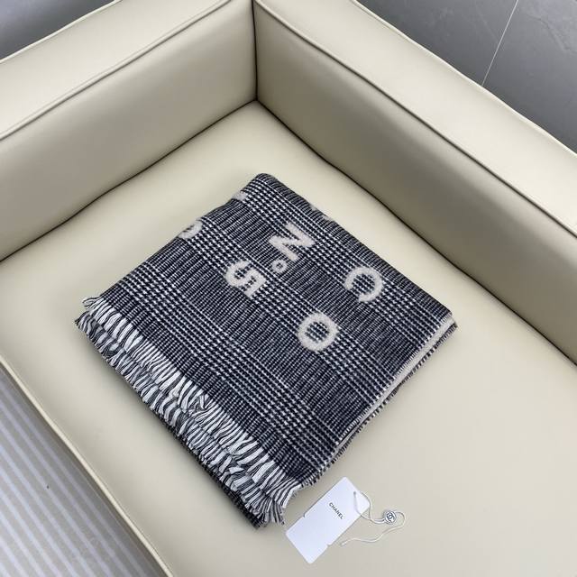 Logo格纹围巾 Size： 190X60Cm 56%羊绒34%羊毛10%真丝 手慢无♀专柜最新预定爆款哟柔软不扎，经典灰白格低调气质，尺寸友好可当披肩、围巾～