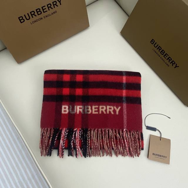 格纹拼色围巾 驼色拼嫣红色 Size：168X30Cm 100%Lana羊绒 经典格纹撞色特别好看，完全不挑人，细节到位！男女通用款！