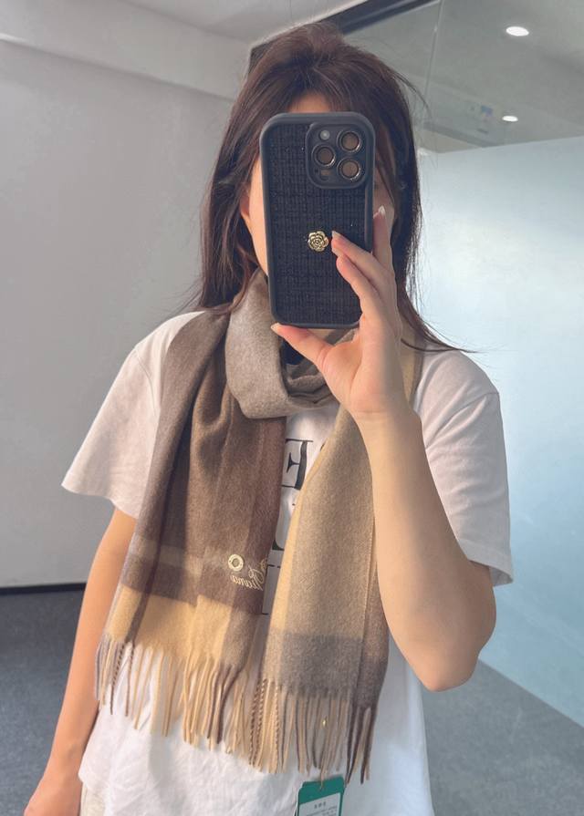 Loro piana 诺悠翩雅秋冬新品 极品山羊绒水波纹格纹围巾 送人自留都太高大上了重磅上新，爆款爆款，渠道极品硬货～出口意大利直供专柜尾单到手数量极少，客供