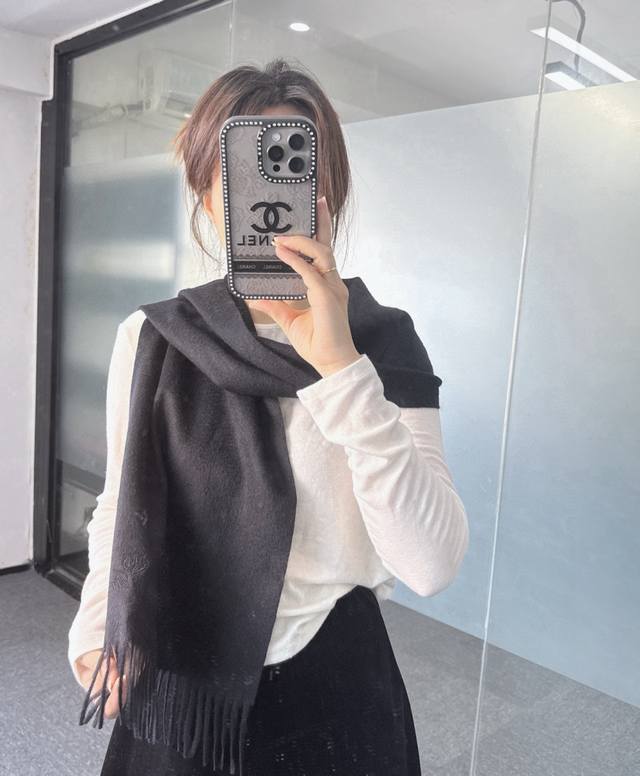 Loro piana 诺悠翩雅秋冬新品超级夯货 重磅来袭 极品山羊绒小围巾 送人自留都太高大上了重磅上新，爆款爆款，渠道极品硬货～出口意大利直供专柜尾单到手数量