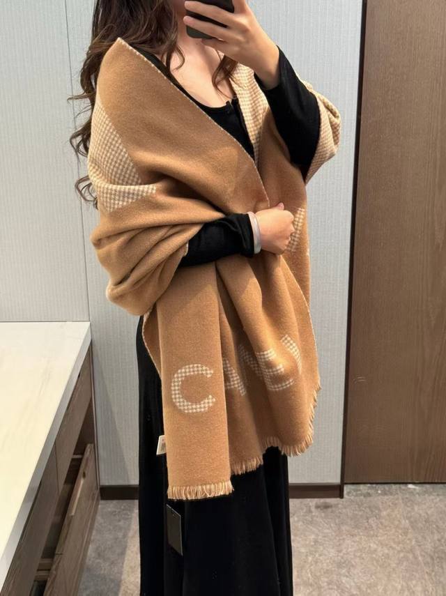 Chanel香奶奶尾单新款23B千鸟格拼色羊绒围巾，直接出欧洲的，正儿八经的正品订单 和大货一起出来，不用多流弊的文字，它是全世界最好的Chanel，上身才会知