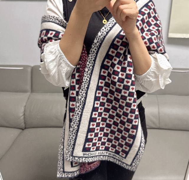 Dior 经典爱心针织长巾永远不出错的出场方式，既使再过多少年都是如此Ta的高级与优雅，被设计师发挥到淋漓尽致，美得令人心醉神往，永不过时极品精英高手级别的时髦