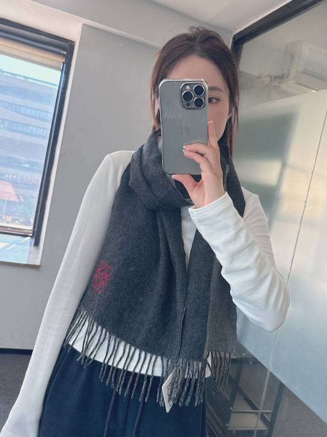 Loewe 罗意威难得一见的温柔配色，低调又不失优雅 重点推荐双面配色，一条围巾两种风格搭配，高级舒适时髦气质，名小众，却大牌范十足，超级安利Loewe这款触动