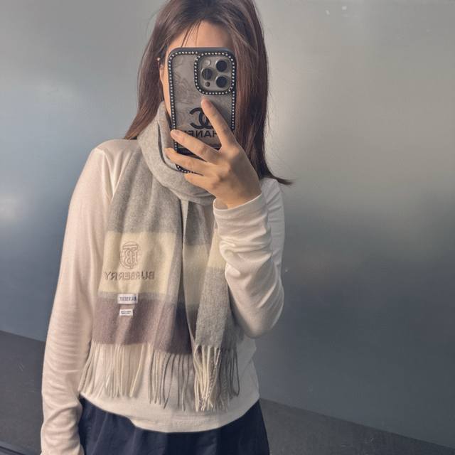 Burberry 巴宝莉新款重磅水波纹羊绒围巾今年我们的男款真的是高端Level，重磅极品妥妥的家属福利少之又少的男款里，巴宝莉的更是难遇，我们的品质真的绝了，