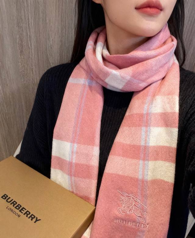 新款巴宝莉高品质进口羊绒围巾 惊爆上架 海外专柜最新男士女士情侣 羊绒围巾国内专柜都没上架 从款式到面料都很赞 经典的Logo图案 难得少见的羊绒男女士围巾喜欢