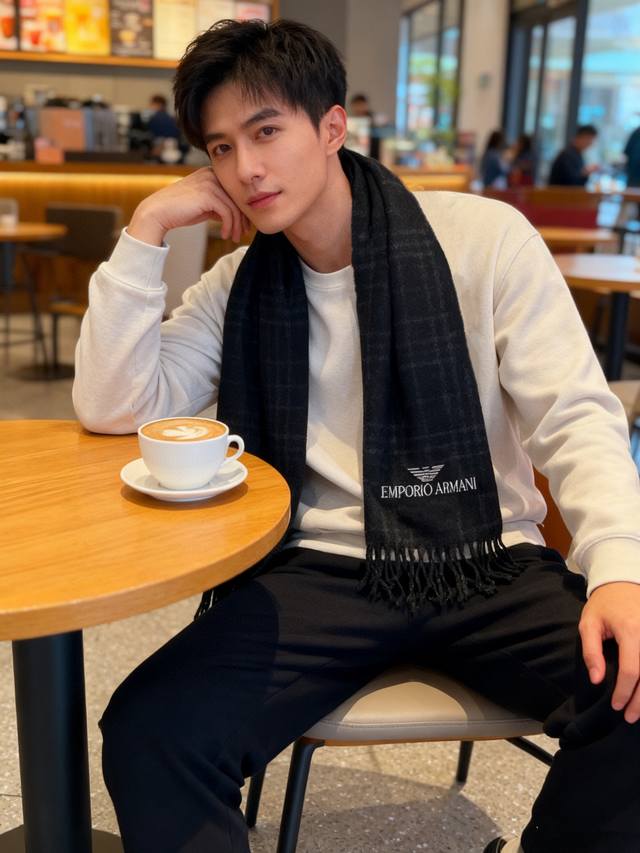 男款阿玛尼 Arman 围巾且买且珍惜~~男款真的很少，一年也就出几款，都是出口订单所以比较难遇。男人的东西讲究少而精，好看的男款一定要收！这款男士围巾，款式很