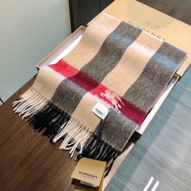 爆款大量现货 放心上图 巴宝利国际品牌时尚男士围巾上市霸气休闲为一体 顶级羊绒+精细刺绣 32*180标准男款规格 原版复刻 绝对是时尚男首选 堪称原单不过分
