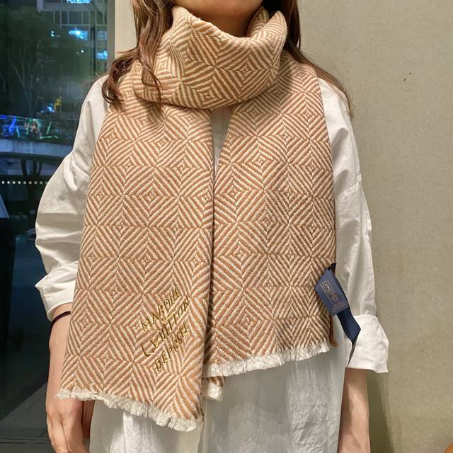 爆款上 Lv独家牛货 高端品质棋盘格编织工艺围巾这种精品是市场上及其少见的，棋盘格元素针织毛线真是超极高端货只有这种大品牌才会拥有每色都是大爱，卖一条少一条的好