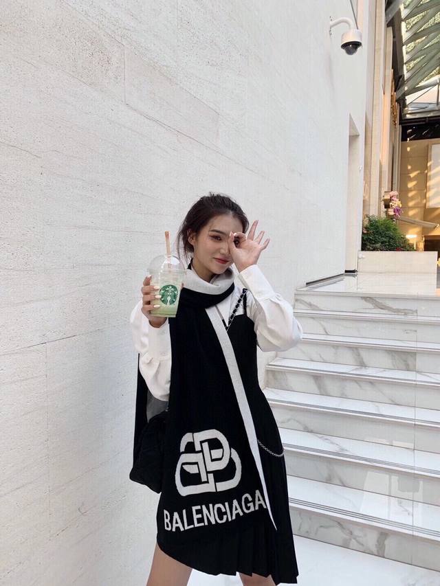 巴黎世家”，它永远是时尚、年轻的代名词，黑白的完美搭配，潮流达人必备！100％羊绒！別致Logo提花！手感柔软亲肤！秋冬新款围巾 专柜款 32:200Cm长巾