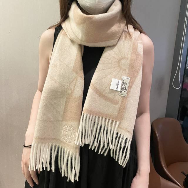 官网同款水波纹水羊绒 爱马仕同款围巾且买且珍惜羊绒款~都是出口订单所以比较难遇东西讲究少而精好看的一定要收这款H家围巾，款式很有男女性魅力非常Classical