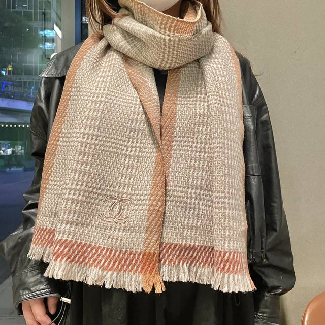 新款 搭配利器 香奈儿系列货 专供Vip 产品 顶级苏格兰进口绵羊毛 纹路织法使围巾赋有弹性且柔软亲肤 无比的高贵优雅 知性的款式 简洁大气的设计 绝对的不是花