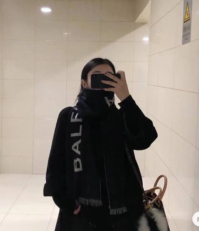 灰黑双面色 专柜在售的 巴黎世家经典字母双面羊绒围巾 巴黎世家潮流时尚界的领军大牌牌，受很多时髦达人追捧！这款披肩真的谁围谁大牌，属于B最经典的力作Balenc