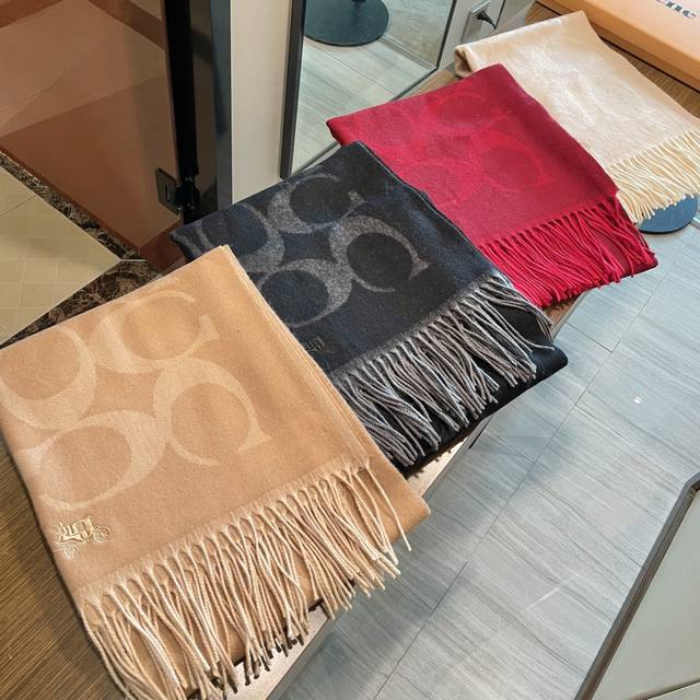 高版本 经典款 Coach经典 蔻驰披肩也太好看了吧！不仅有颜值还有品质，羊绒，手感超级软糯和舒服，尺寸195×53Cm，整体宽度还可以，算是个小披肩。正反面做