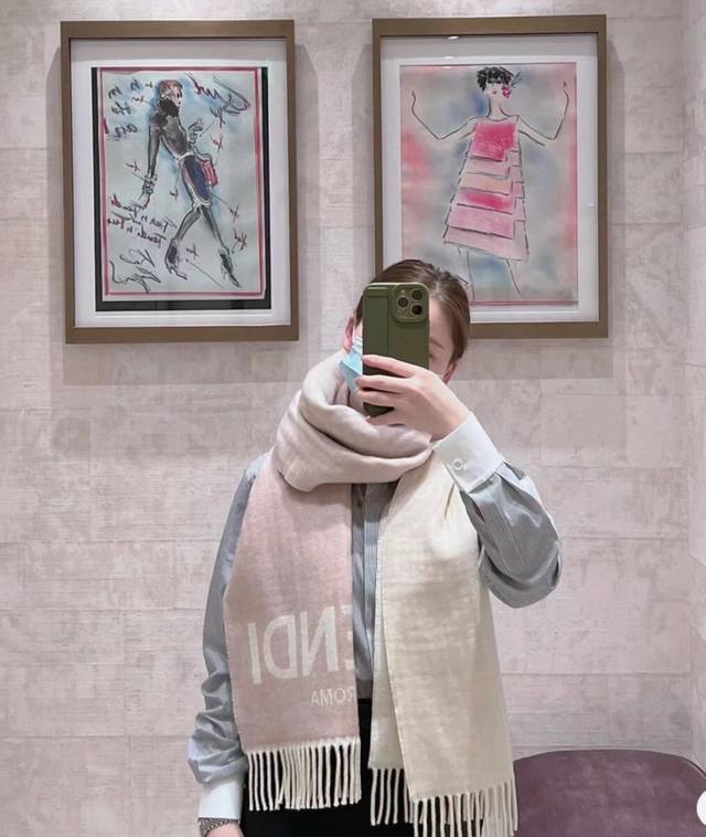 Ff最新出炉 连代购图都少的新款 炒鸡无敌的美 双面双色提花渐变 羊绒羊毛原料 手感简直了 炒鸡厚实 双面可用 马卡龙的配色 每一个配色都是经典至极 自留三色各