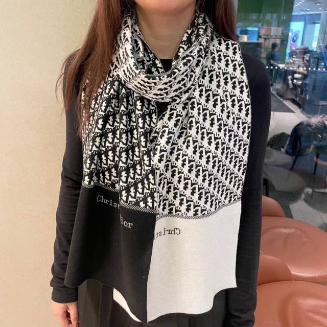 专柜最新款迪奥火爆来袭顶级色织工艺此工艺只有大牌纯正代工厂p才有的工艺100%顶级针织加羊绒围巾高尖端产物时尚大牌颜色超正超级柔软保暖亲肤，简单的素色非常大气.