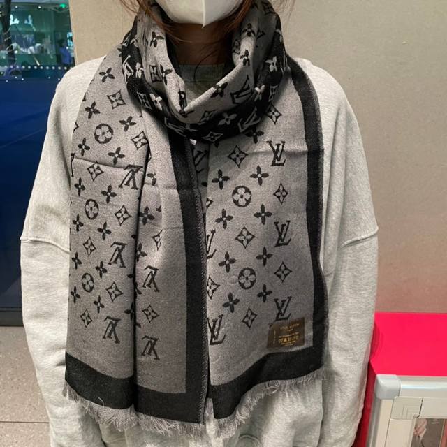爆款重现 上新Lv专柜最新款超级超级美的羊绒长巾真心美的让人心动 男女上身效果简直美翻了 品质非常完美 整个围巾给人大牌气场的同时又非常精致，上轻薄的感觉非常舒