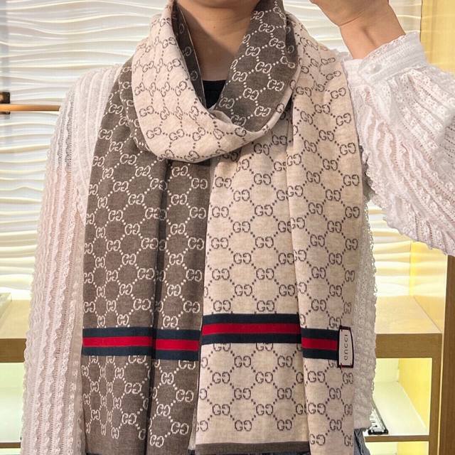 Gg专柜最新款古奇火爆来袭顶级色织工艺此工艺只有大牌纯正代工厂p才有的工艺100%顶级针织加羊绒围巾高尖端产物时尚大牌颜色超正超级柔软保暖亲肤，简单的素色非常大