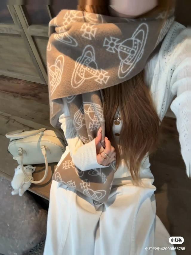 英国朋克教母“西太后Vivienne Westwood”最爱的土星从精神上，Vivenne Westwood才是最能代表英国人的时尚品牌.本季强推的一款产品.满