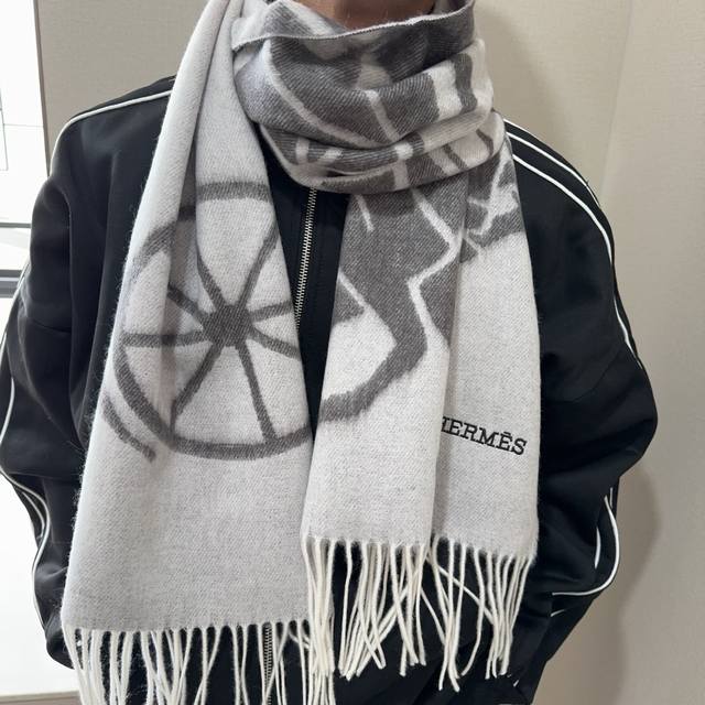 男女同款，百分百纯羊绒 Hermes 爱马仕 同步专柜，高端羊绒针织围巾！ 可正式，可随意，非常Classical的设计。这款织法比较难，又很费纱线，工艺难度非