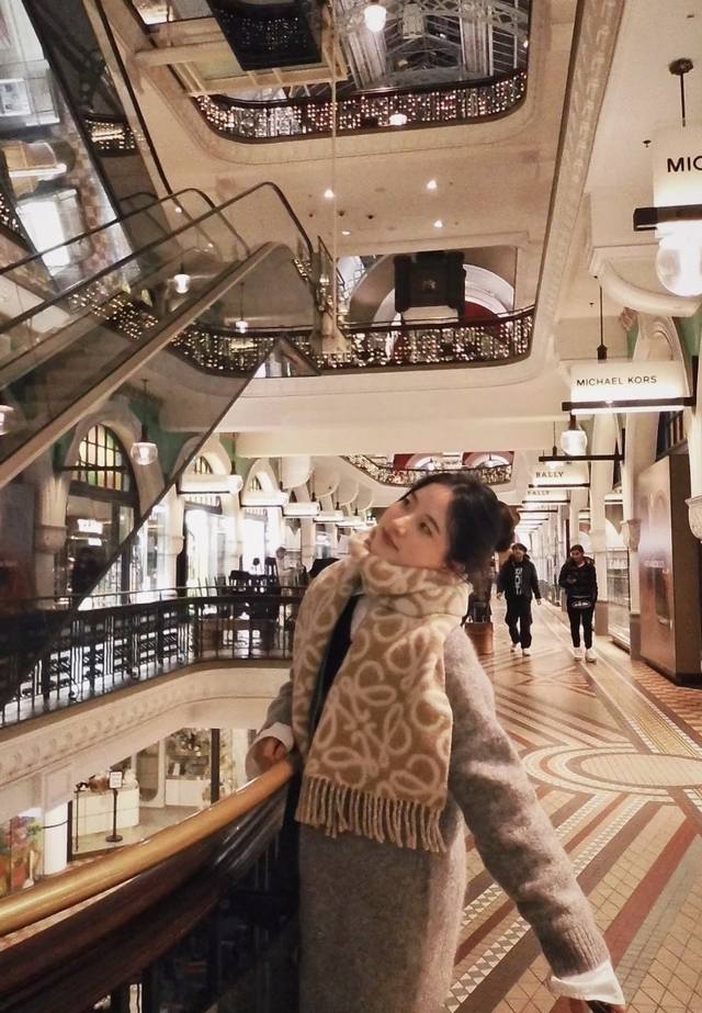 罗意威2025巴黎时装展商务男士女士通用双面羊绒围巾代工厂p臻选上乘的超细羊毛混绒纤维 进行纯手工精梳处理 耗时耗力 再以清泉水浸泡涤荡 使羊绒纤维呈现出独特的