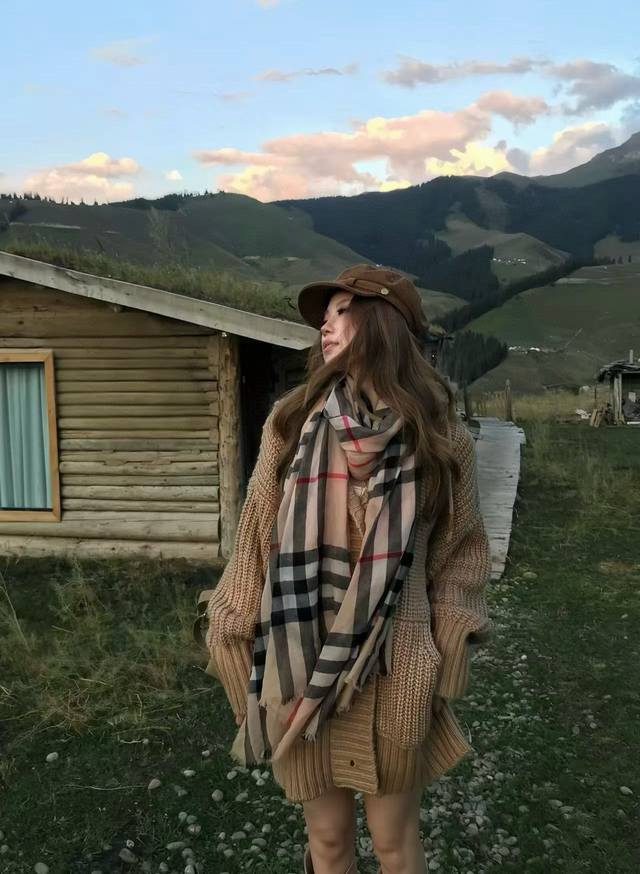 巴宝莉正装系列货 专供旗舰店的Vip 顶级苏格兰进口山羊绒 无比的高贵优雅 知性的款式 简洁大气的设计 绝对的不是花里胡哨的款式 戒指绒产品可以说是围巾里面最高