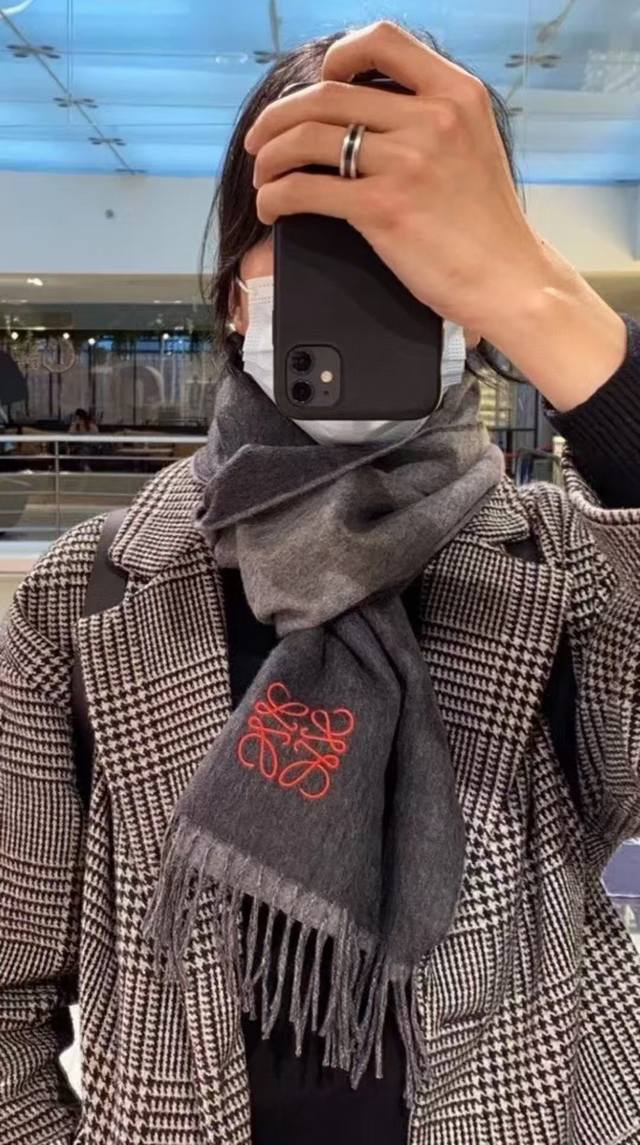 罗意威 男女围巾 怒赞自留，难得的高端男款！家属福利！巴宝莉非常正的男士围巾~面料大爱，非常柔软细腻舒服，轻度水波纹！大气简约，超级好看的男神配色，任何男生都会