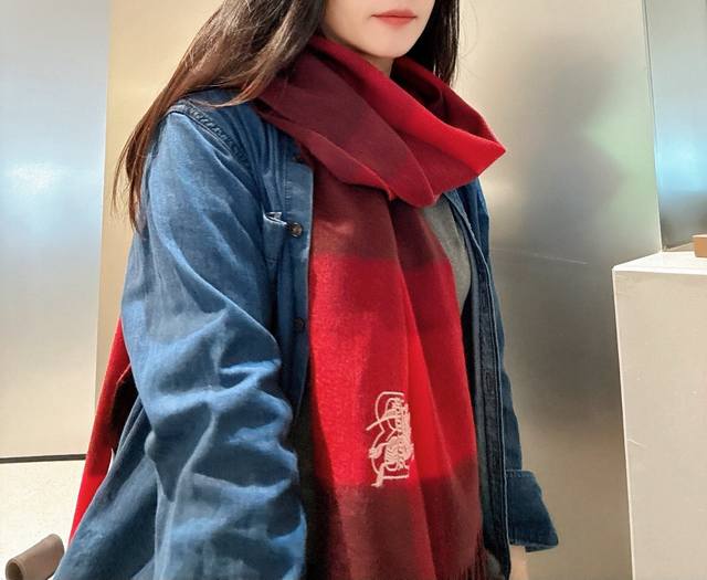 巴宝莉 男女围巾 怒赞自留，难得的高端男款！家属福利！巴宝莉非常正的男士围巾~面料大爱，非常柔软细腻舒服，轻度水波纹！大气简约，超级好看的男神配色，任何男生都会