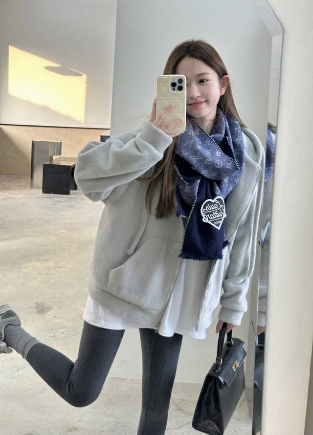 Lv最新款 他来啦他来啦，风靡全世界的Nigo联名款牛仔蓝围巾，男女同款，通用，男女围都好看，这款以水流波纹衔接经典 Monogram 图案和素净牛仔布底色。底