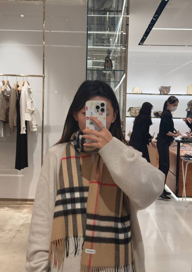 2610最新版专柜 对版新标蓝线 王牌口碑Burberry经典羊绒格子围巾专柜最新品相，目前专柜都换上了新标经典中的经典.全品相其他什么F货都弱爆了，超级重磅的