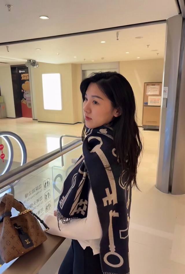 2610爱马仕钥匙男女款围巾且买且珍惜~都是出口订单所以比较难遇东西讲究少而精好看的一定要收这款H家女士围巾，款式很有女性魅力是男女款里非常Classical的