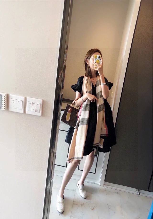 来的太是时候有点过分惊喜2025年的“头啖汤”没有什么比这更新鲜的玩意了闭着眼睛都知道这是Burbeery的经典款系列。这种品质你逛遍全China都摸不到的玩意