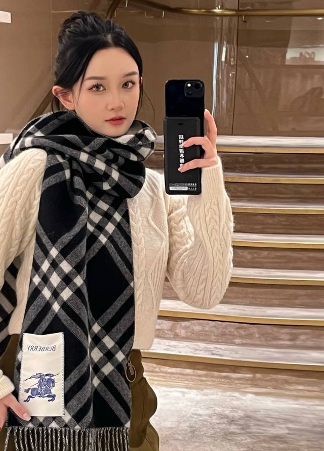 2610怒推走量新款巴宝莉官网最新款 100%顶级双面山羊绒材质非常保暖 柔软亲肤，不扎脖经典巴宝莉格纹设计男女通用情侣款尺寸32*192Cm中性款男女各自选择