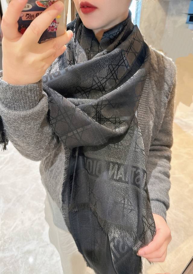 高段位！是Dior的女人！经典藤格纹新演绎！！ 实物有被惊艳到！！Dior今年25秋冬新出的Cannage藤格纹披肩，采用轻盈的羊毛、桑蚕丝和羊绒混纺面料精心制