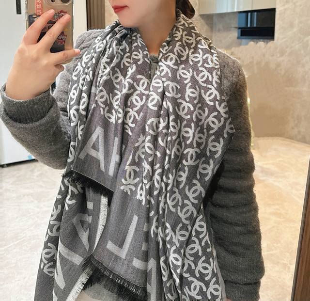 2025新Chanel 经典茶花优雅Coco风，Chanel最新字母丝绒大方巾~气质到骨子里，香奶奶新一季的面料超高级，真心超级柔软，丝丝顺滑，韧性很强 不容易