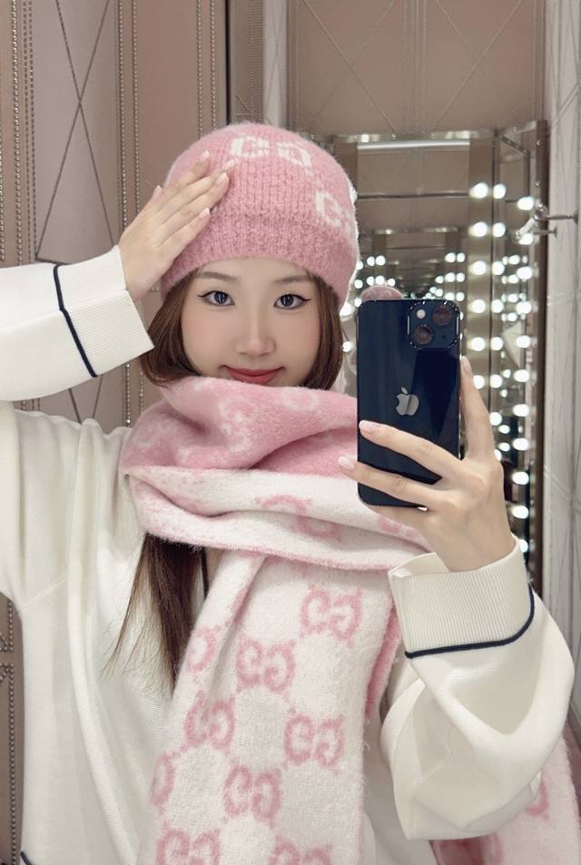 Gucci渐变色围巾＂2026早春系列女士软配饰焕新诠释品牌标志性图案。这款围巾以羊驼毛混纺面料打造，匠心缀饰Gg图案。 Gg羊驼毛羊毛混纺提花面料 流苏滚边