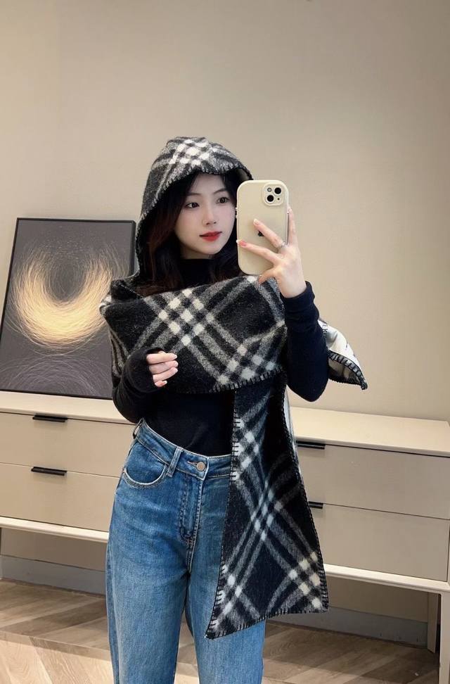 网红最新款Burberry家专属标识连帽小披肩，围巾披肩两用，绝对市面最牛的货，真材实料的东西，这款既可以当连帽披肩又可以当围巾，配上长筒靴超带范儿，美观性，舒