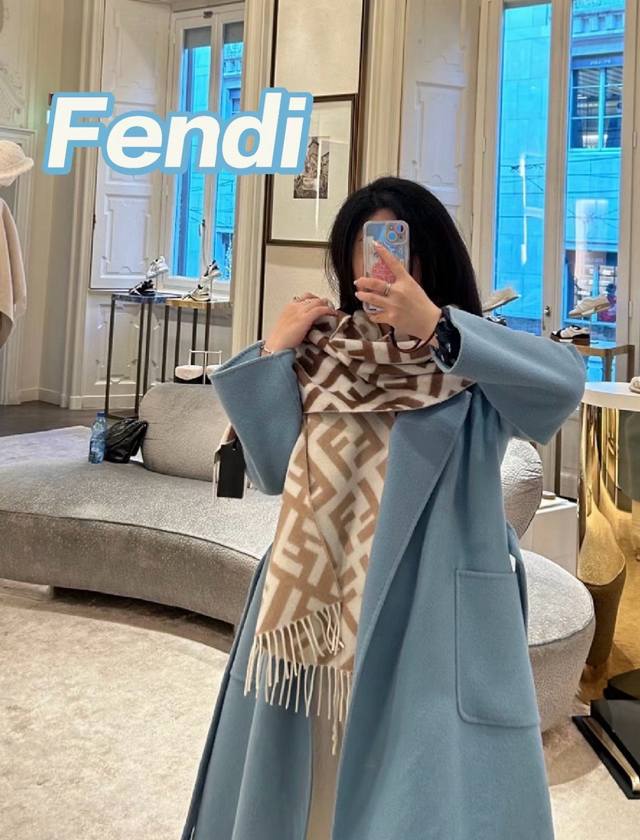 Fendi老花渐变双面羊绒围巾，柔软细腻的双面风格，Ff经典提花渐变；柔软的羊毛和羊绒材质。来自Stefano pilati合作设计系列。渐变效果以棕色向米色过