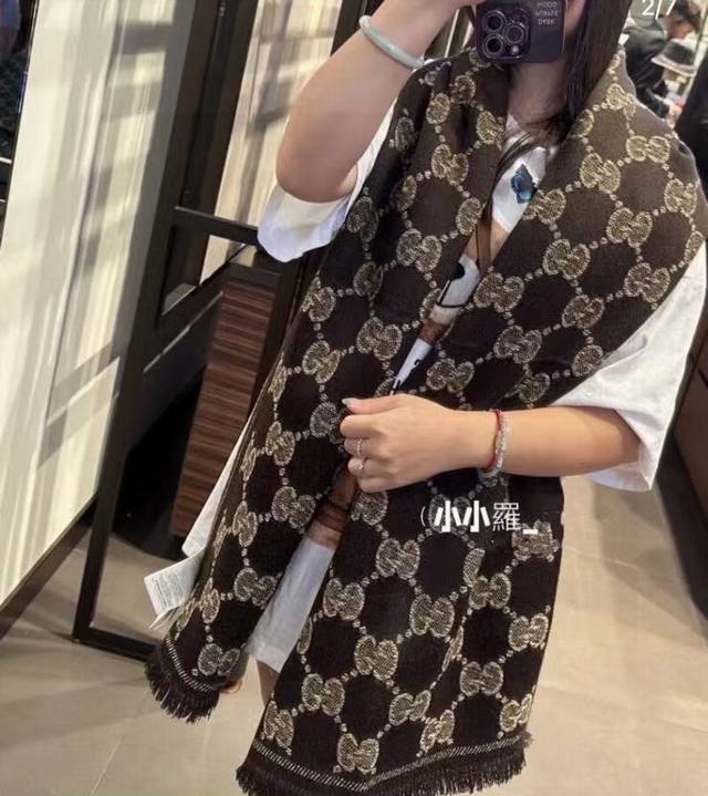 围巾买Gucci 冬天不哭泣” 无敌火爆的羊毛提花围巾 正反两面运用不同配色的对比效果 这款的亮点是加了金银丝 低调中带着华丽的感觉 在光下也会隐隐约约发光 真