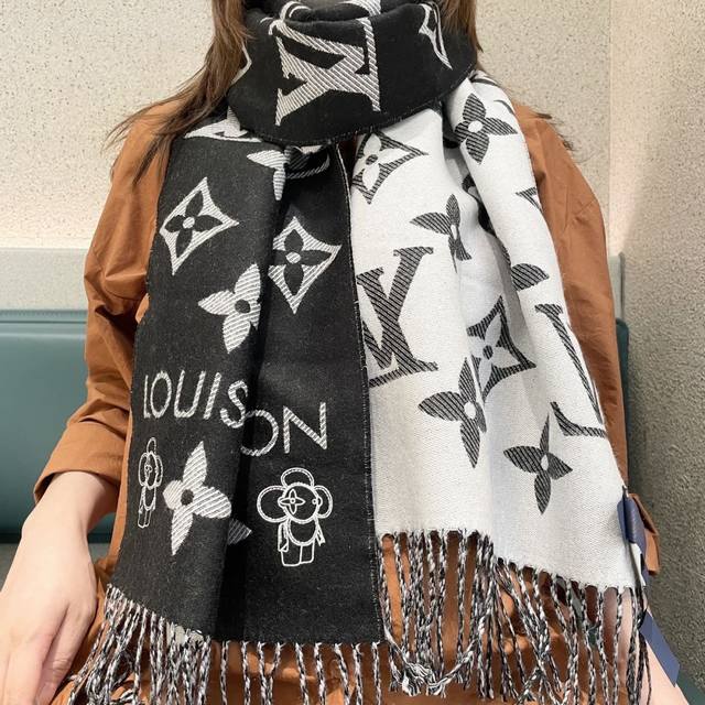终于出货啦，今年热度最高的嫩粉拼白围巾本款Lvessential围巾聚焦大元素，以Monogram图案和路易威登标识宣示品牌底蕴，搭配柔美流苏饰边，成就Reyk