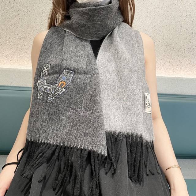 上新2025爱马仕男女款围巾且买且珍惜~都是出口订单所以比较难遇东西讲究少而精好看的一定要收这款H家女士围巾，款式很有女性魅力是男女款里非常Classical的