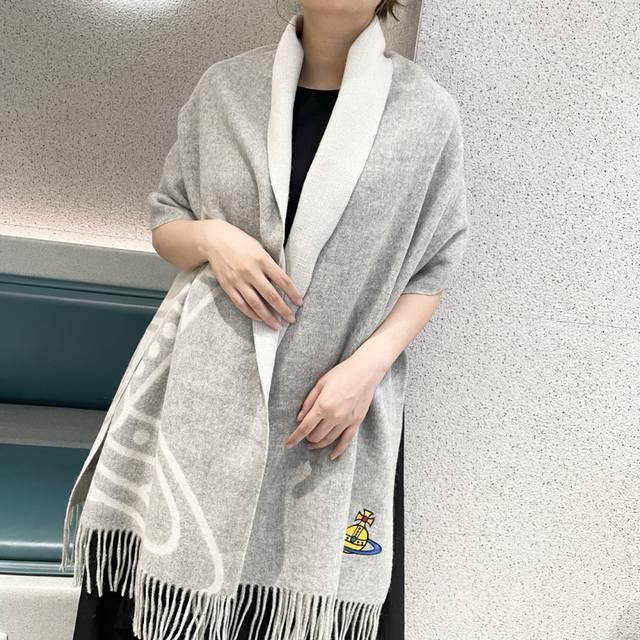 英国朋克教母“西太后Vivienne Westwood”最爱的土星从精神上，Vivenne Westwood才是最能代表英国人的时尚品牌.本季强推的一款产品.大