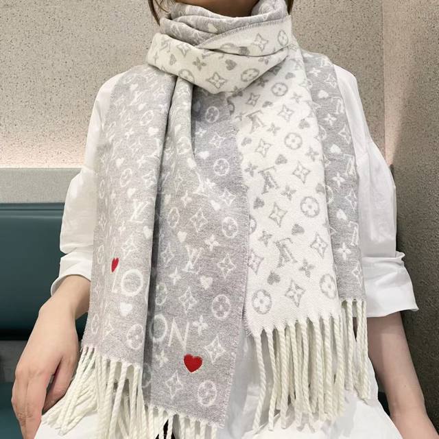 新款来了 官网同步新款 原单此款 Studdy Reykjavik 围巾融入了摇滚元素，为寒冷冬日带来摇滚韵律。柔软的羊绒面料上饰有大号 Monogram Fl