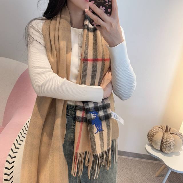 巴宝莉经典格子万年款，Bbr战马刺绣经典 小格双面披肩 品质手感好到不行100%羊羔绒高尖端产物绝对令人尖叫的品质时尚大牌的顶尖设计款..经典格子搭配时尚拼色是